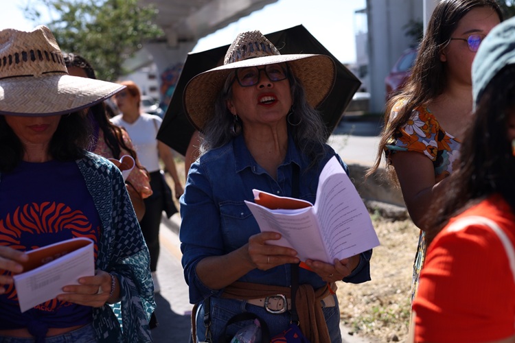 UNIDAS. La escritora asegura que le agrada que el libro sobre el feminicidio de su hermana se convierta en voces. (Foto: Michelle Vázquez) 